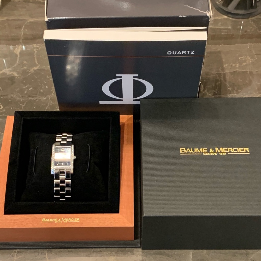 Ladies Baume & Mercier Hamptons Classic PM Quartz Watch Model 8563